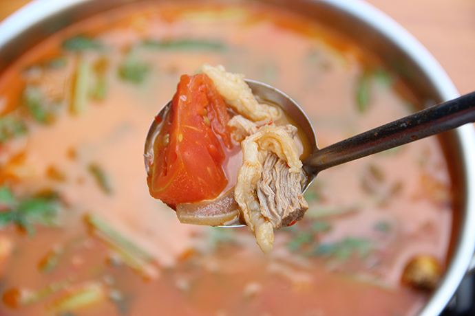 天气冷了!快来文山吃酸汤牛肉火锅