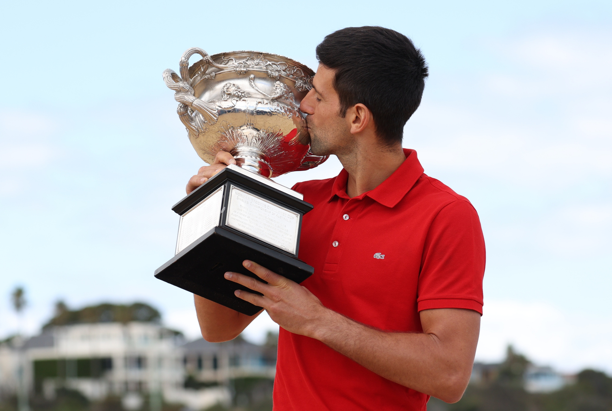 (9)网球——澳网男单冠军焦科维奇展示奖杯