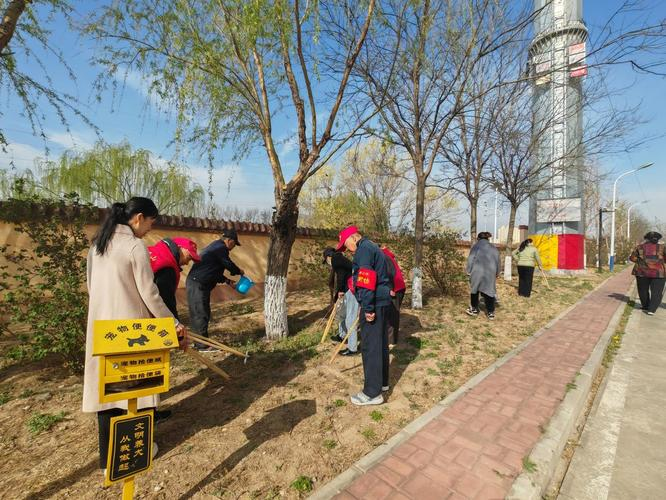 哈尔滨冬日洗树:绿化工人守护城市绿肺