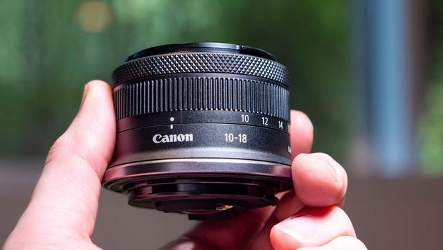 为了它的无反相机而设计,这是世界上首款全画幅变焦镜头,最长焦距可达