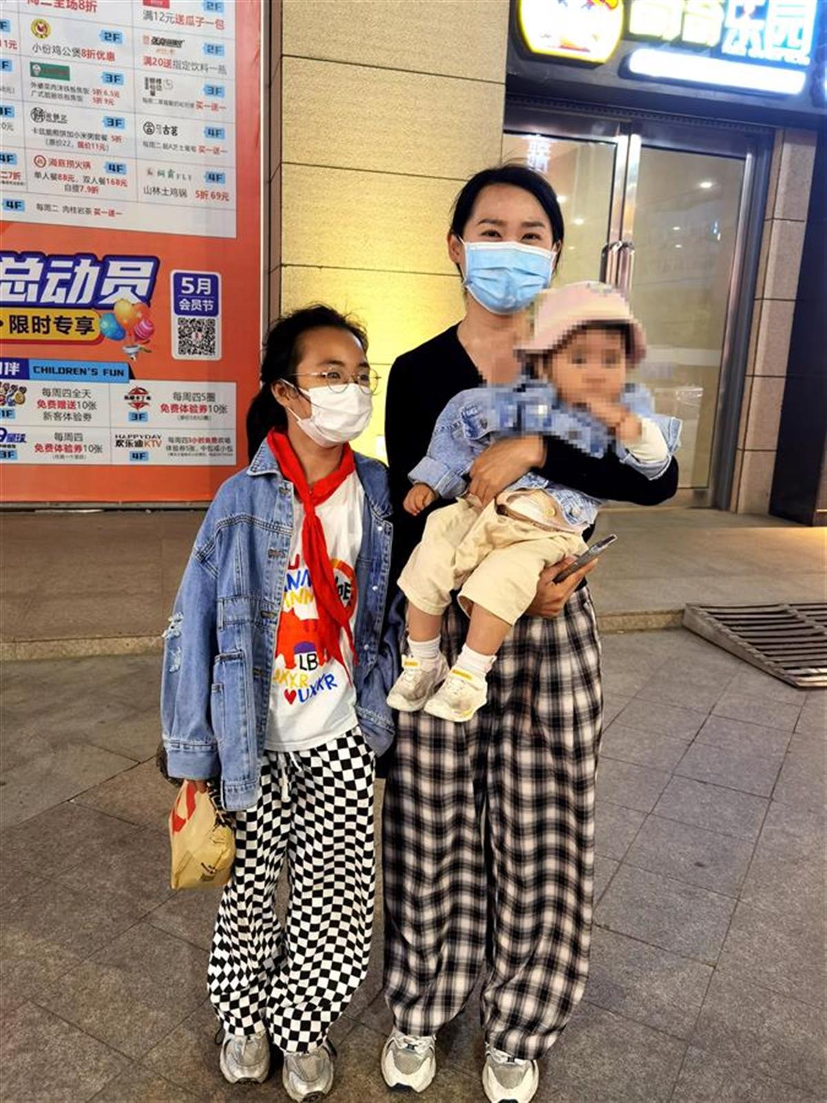 二孩妈妈母亲节拾“机”不昧，女儿想把好事写进作文