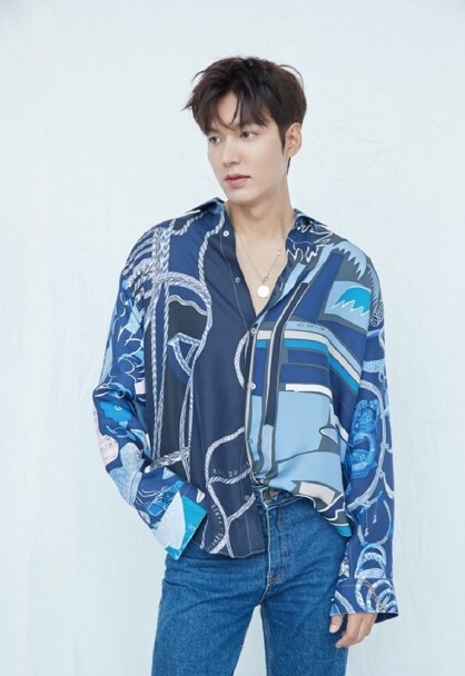 33岁李敏镐真放得开,穿蓝衬衫配凉鞋拍写真,头戴花帅成西门庆