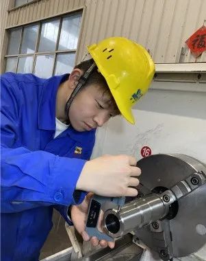 1999年9月出生,浙江台州人,毕业于杭州万向职业技术学院,数控车工技师