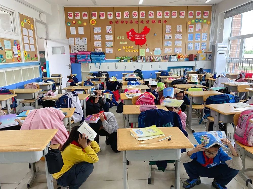 警钟响起,有序撤离!青岛博文小学开展防震防灾疏散应急演练