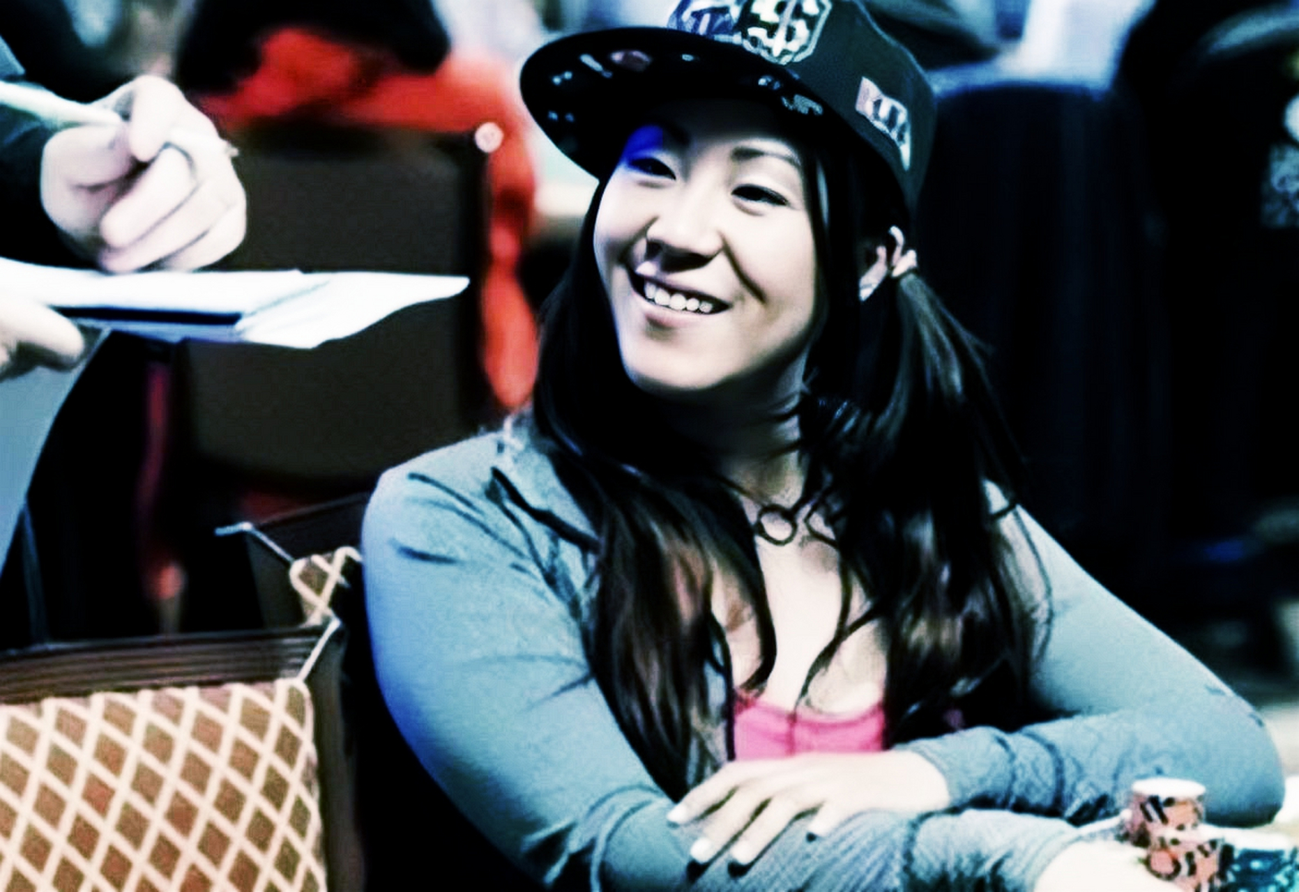 她叫赵苏茜,是美籍华人.她从小生活无忧无虑,喜欢看扑克节目.