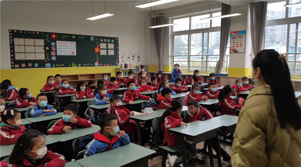 成都市清波小学进行防火疏散演练,提高学生应变能力