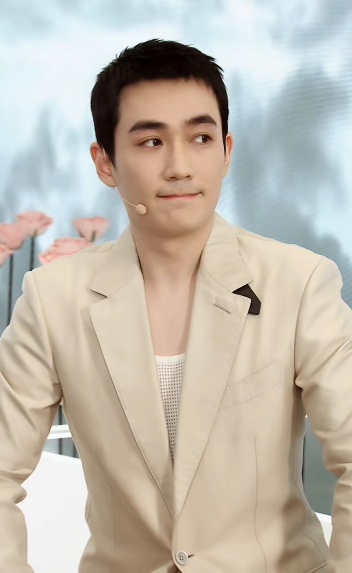 朱一龙直播全程高能,自爆进组行程,一句话出卖主持人真实诚