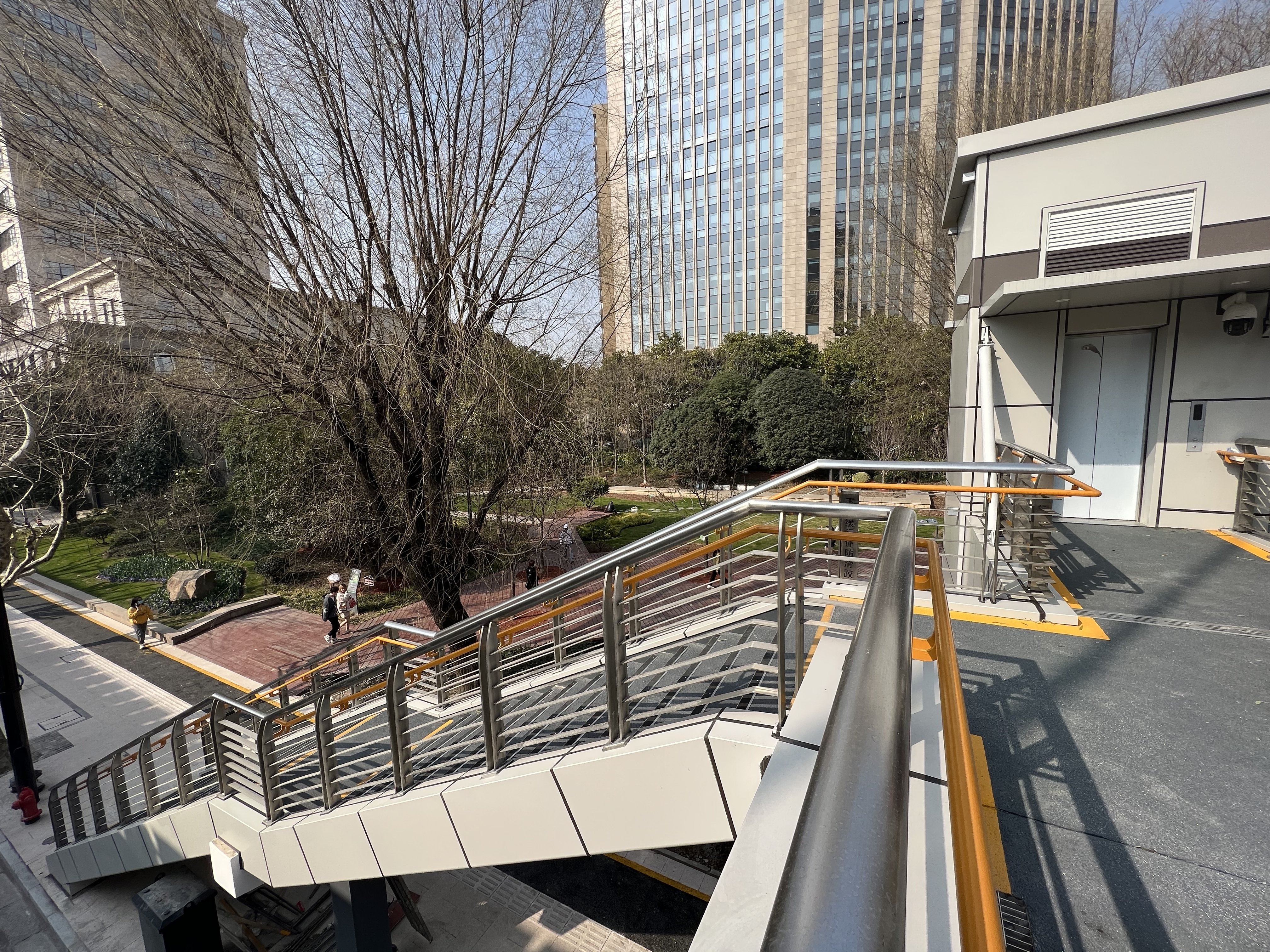 有爱无"碍"!重庆南路人行天桥无障碍电梯启用!