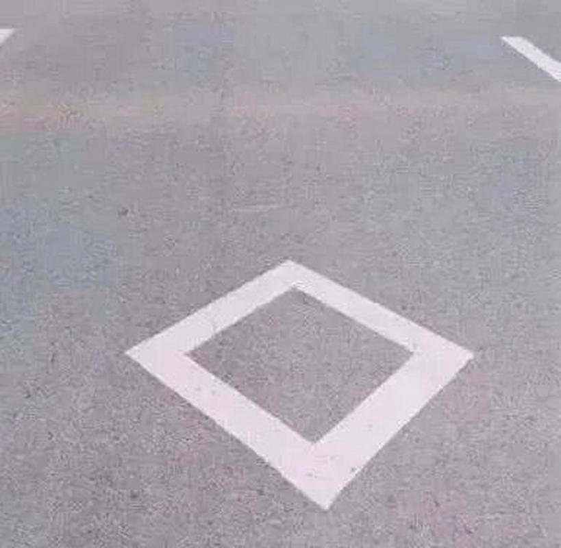 白色菱形交通标志旁边可以停车吗