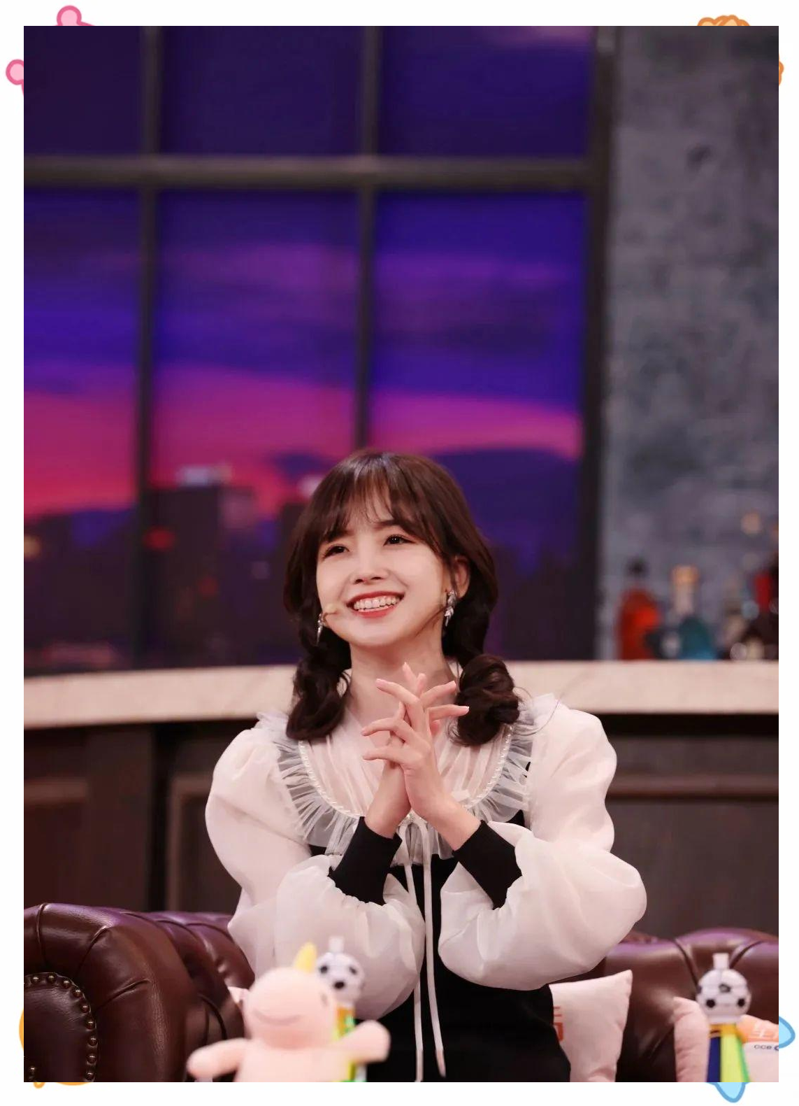 王冰冰低双丸子头亮相,甜美女主持与多样风格发型解析