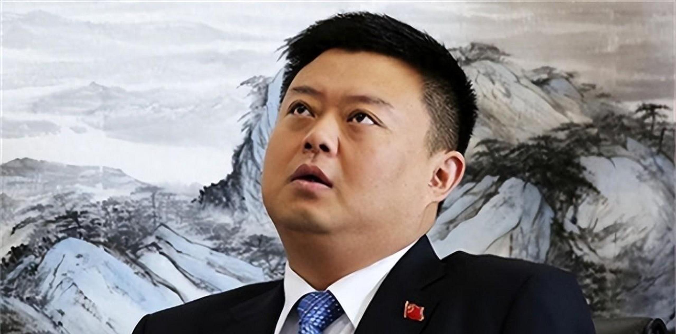 骗走国家280亿,现已失联 王靖是信威集团的董事长,在21世纪初通过一