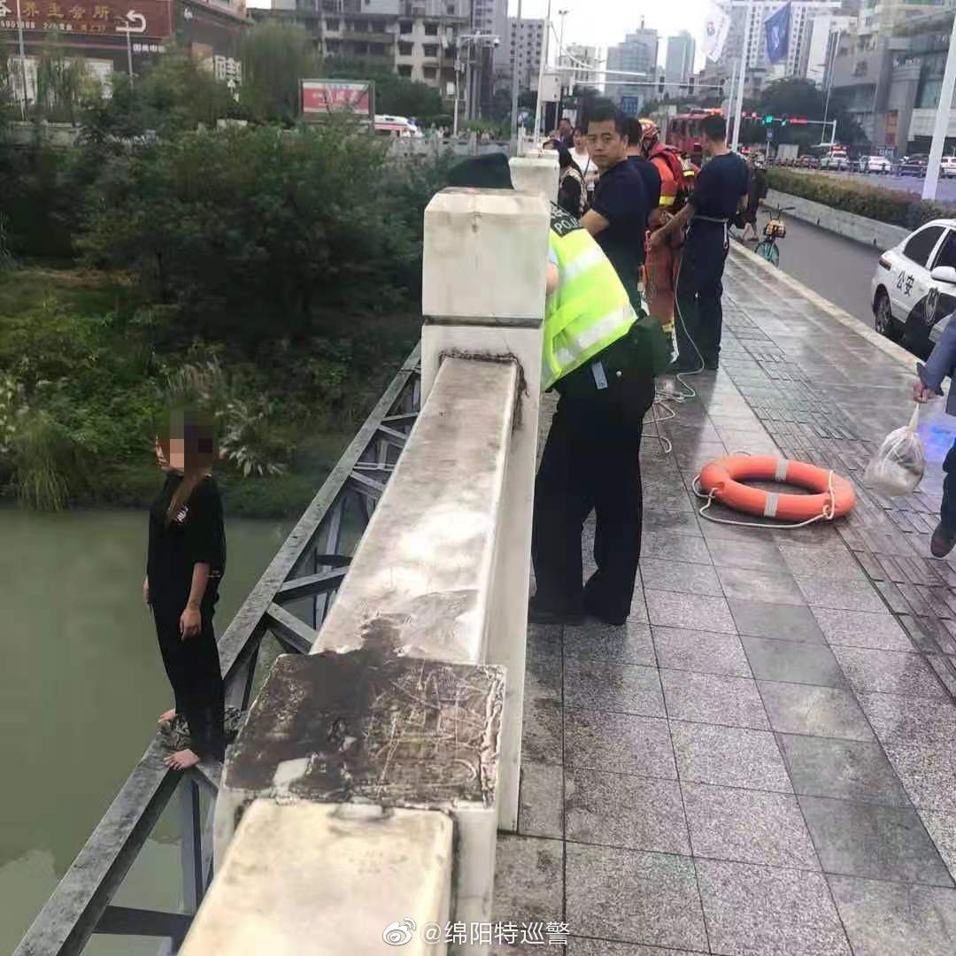 惊险瞬间!绵阳年轻女子感情纠纷欲跳江 民警消防默契配合闪电8秒