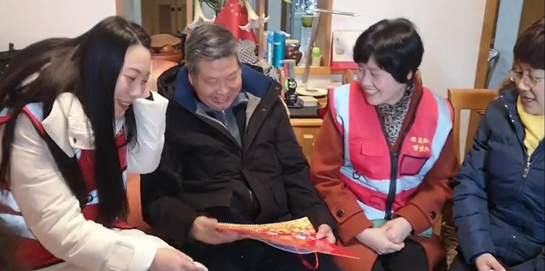 留杭过年的年轻人组建"唠嗑队" 陪伴社区老年人