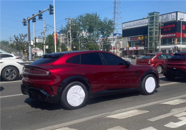 千匹马力、续航超700km！车厘子红小米YU7 GT实车曝光