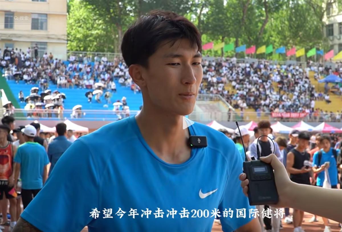 发现,乔臻并不是一位简单的大学生,同时是一名专业的中国田径运动员