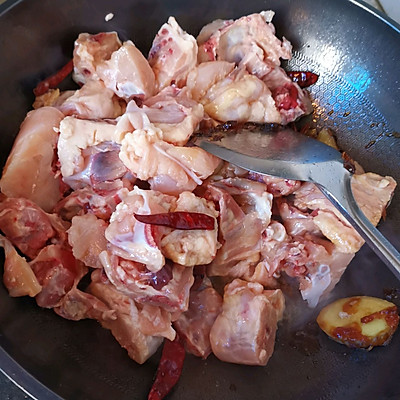 上桌前不被看好的辣炒鸡背,吃完却逆风翻盘