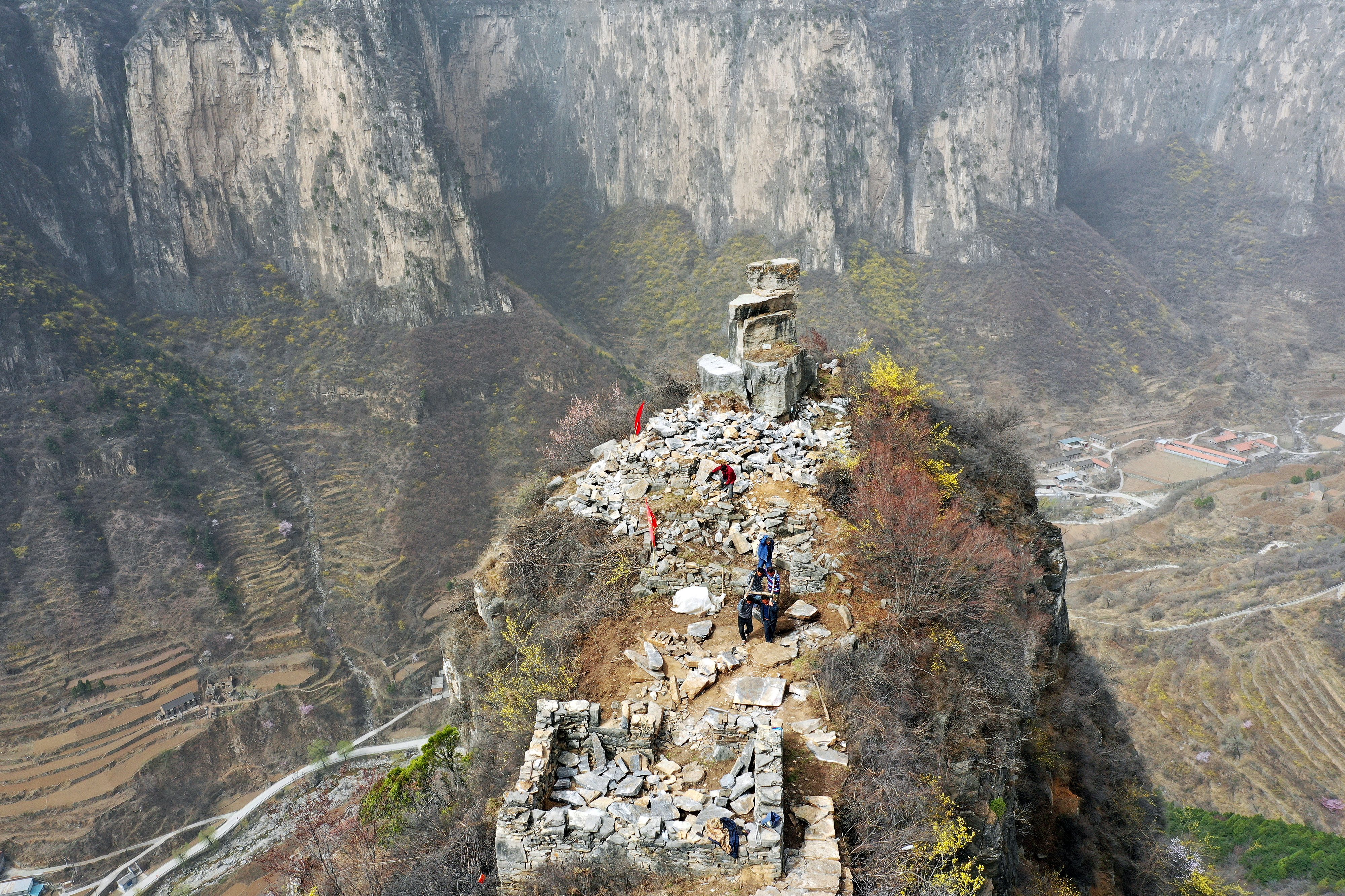(图片故事)太行山村筑路人:一座山 一条路 一个梦