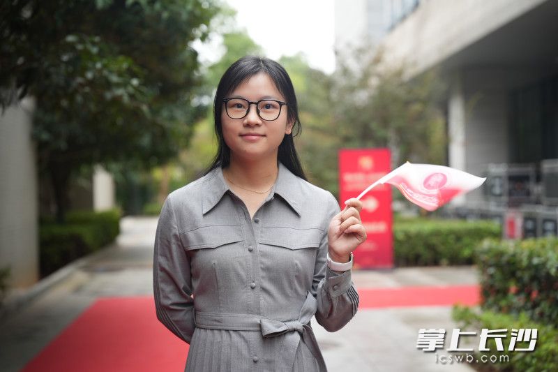 华为"天才少年"姚婷回母校周南中学,寄语学弟学妹:年轻就要多尝试