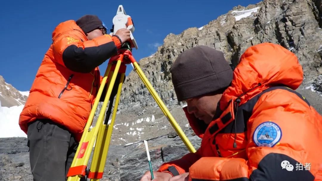 海拔6000米的东绒3交会点,交会测量队员正在进行gnss观测.