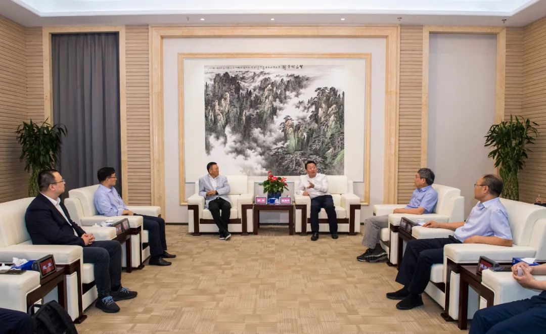 虞爱华与郭为就深化合作进行工作会谈