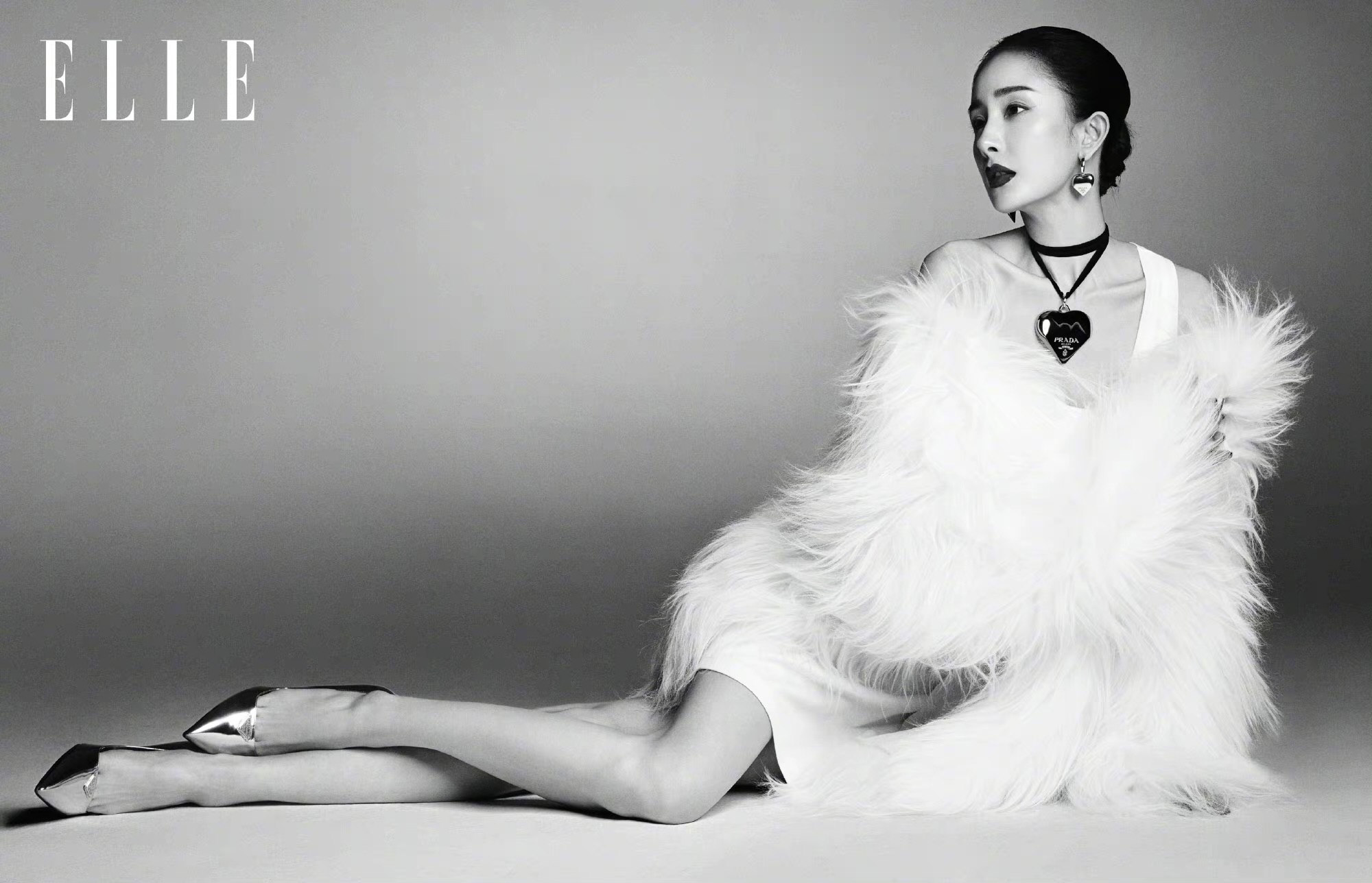 杨幂身穿黑白质感大片,女王气场全开,时髦又惊艳!