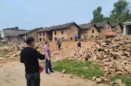 永兴樟树镇"三级联动"拆旧换新颜