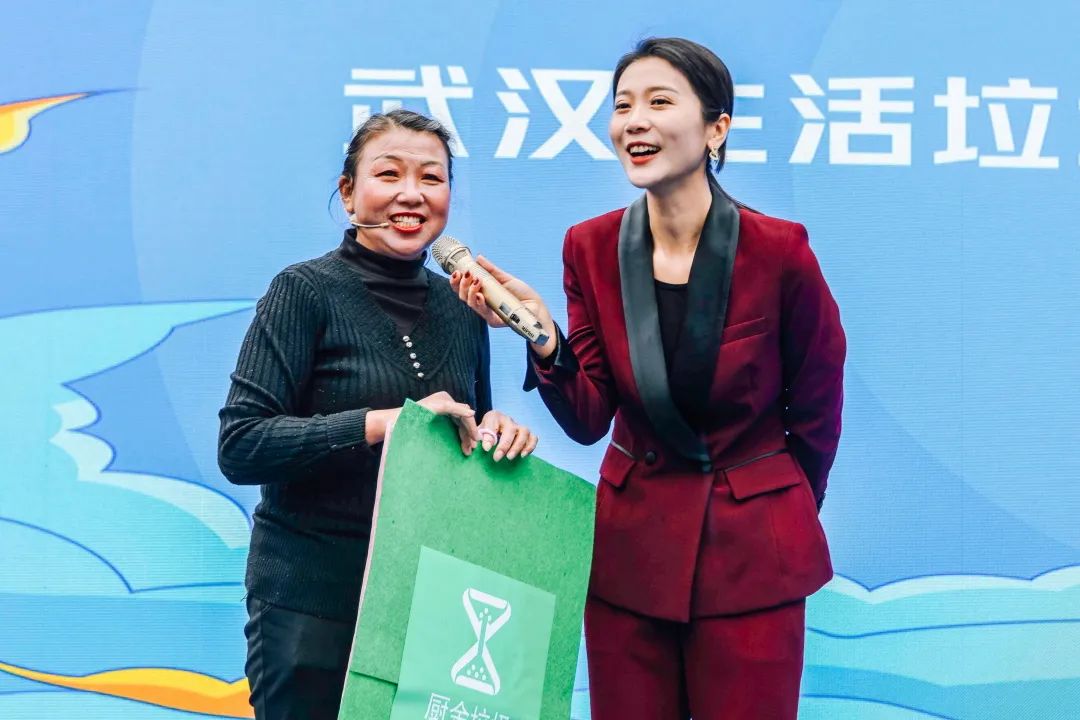 互动问答 first frost 熟悉城管大篷车的宝宝们都知道,本场最大的奖品