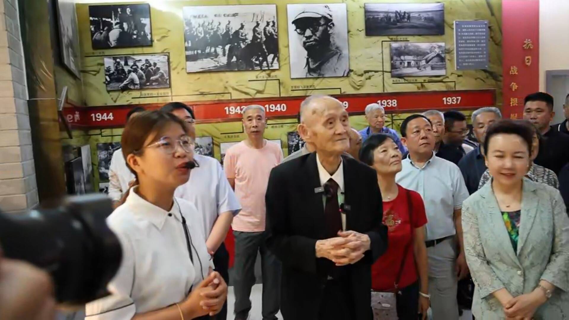 88岁台湾老兵高秉涵触景生情 看到石榴让他想起母亲