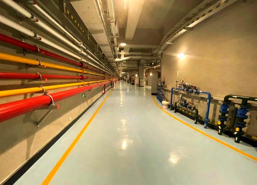 建筑安装的朴素之美:清水混凝土与机电管线明装的完美结合