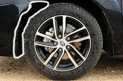 车轮胎上面的护板叫什么?