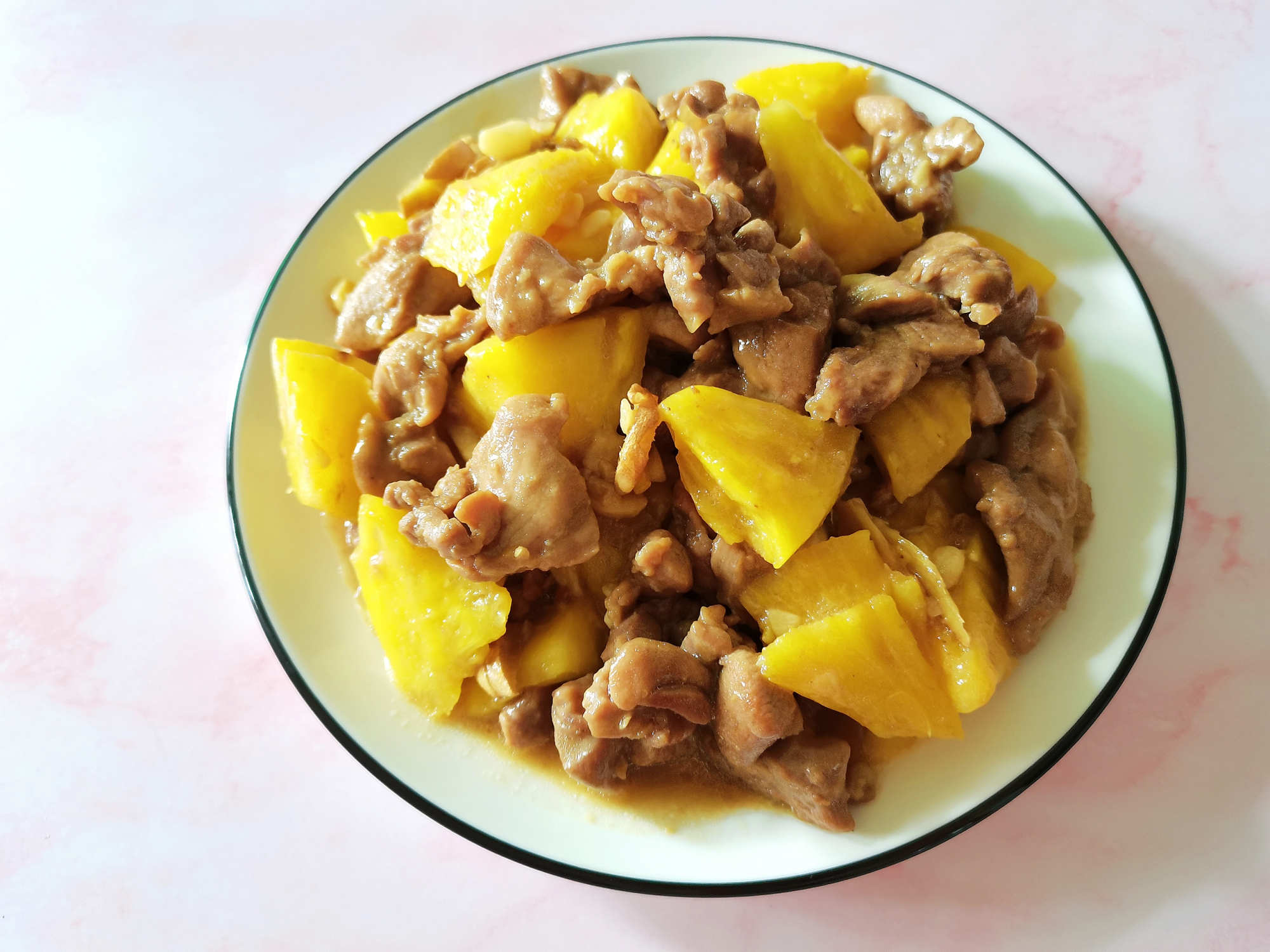 酸甜可口的菠萝炒鸭肉,夏天美味的当季菜