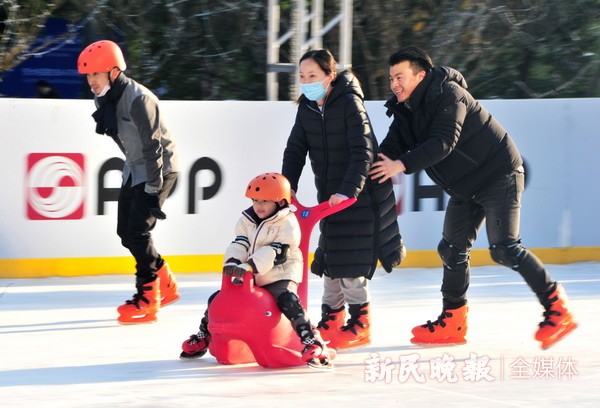 滬上冰雪運動掀熱潮 露天溜冰場人氣爆棚