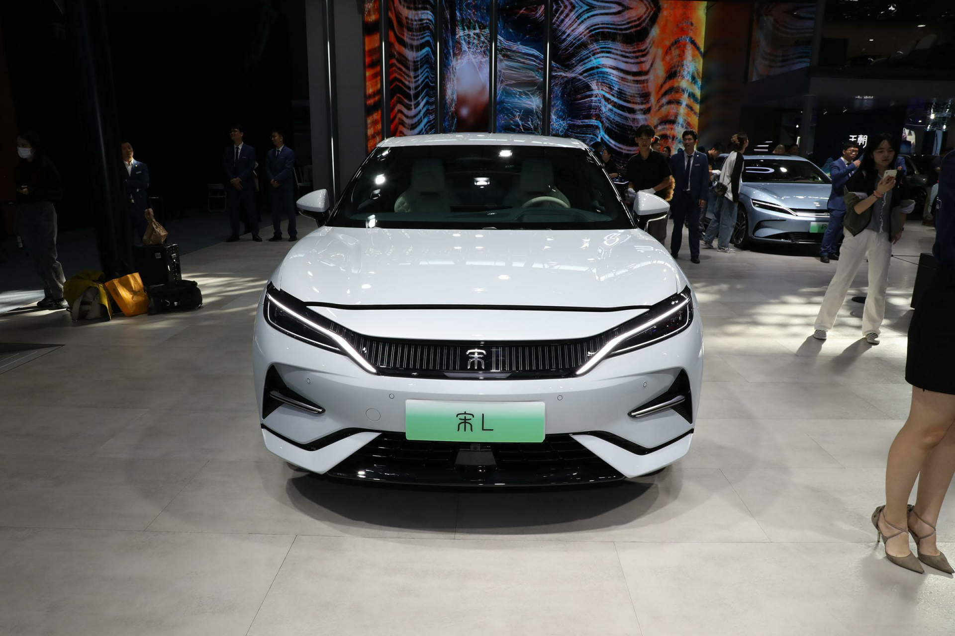 外观采用"先锋猎装"设计风格,前脸有"龙须"设计语言,车身尺寸为4840x