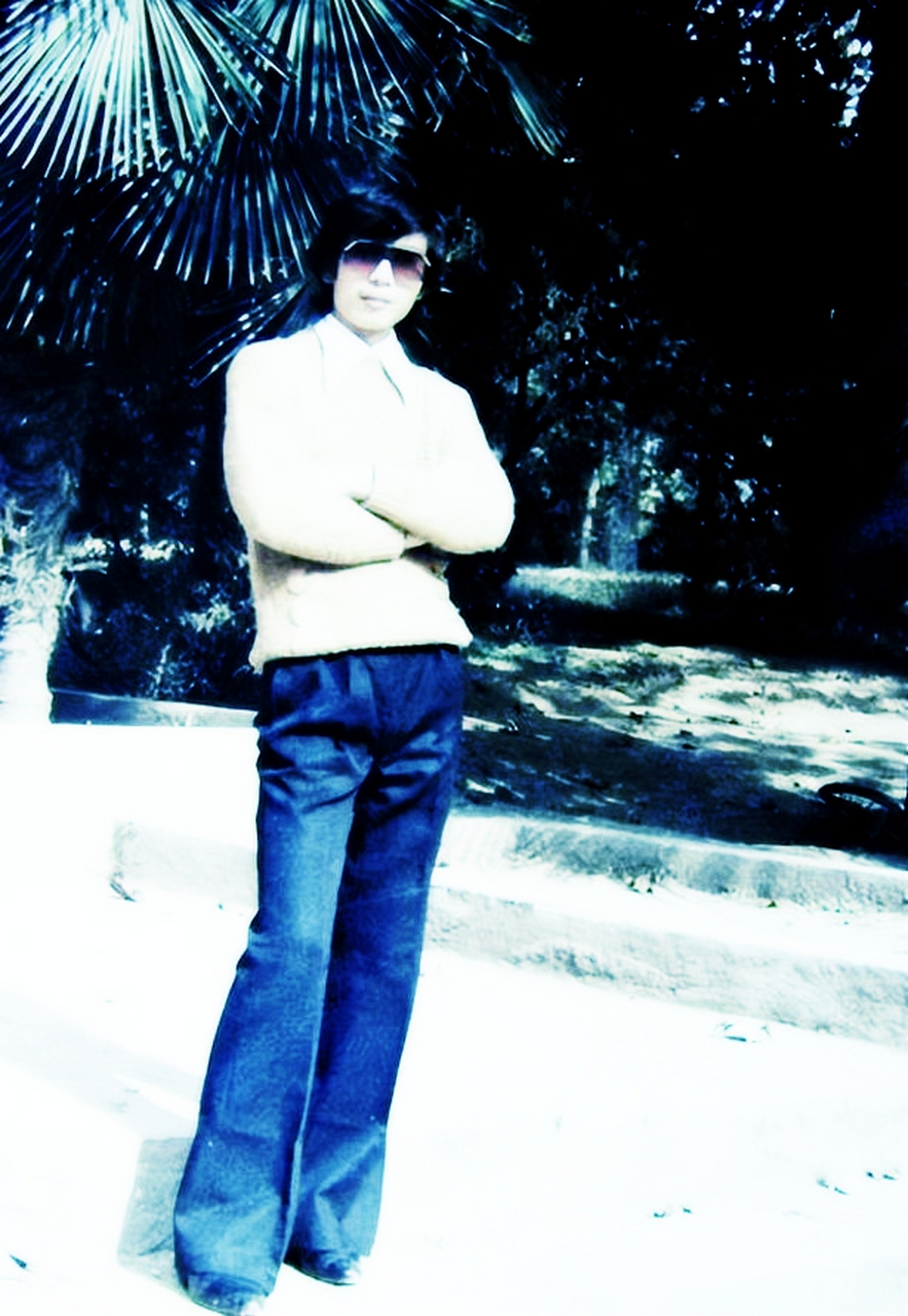 80年代初的照片是一个年轻帅气的小伙子,戴着蟾蜍眼镜,穿着喇叭裤.