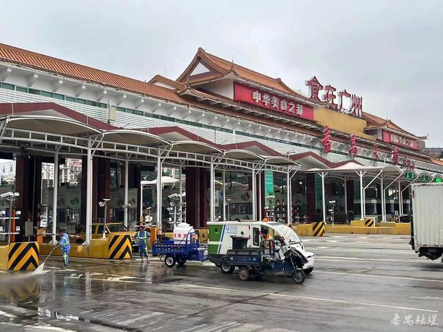 进一步提升环境面貌质量 环卫工人给番禺大桥收费站"洗脸擦身"