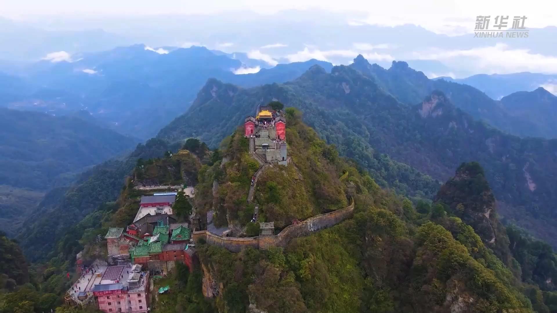 湖北武当山:电力部门多措并举护航假日景区旅游