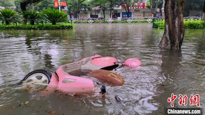 广西桂林市漓江出现今年首次超警洪水