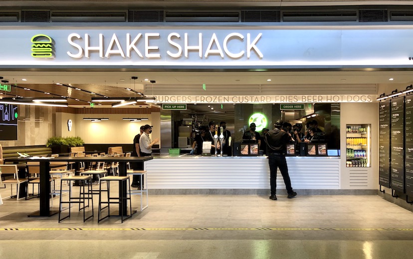 shake shack在上海虹桥机场开了家新店,邀请人们乘坐"人气汉堡航班"