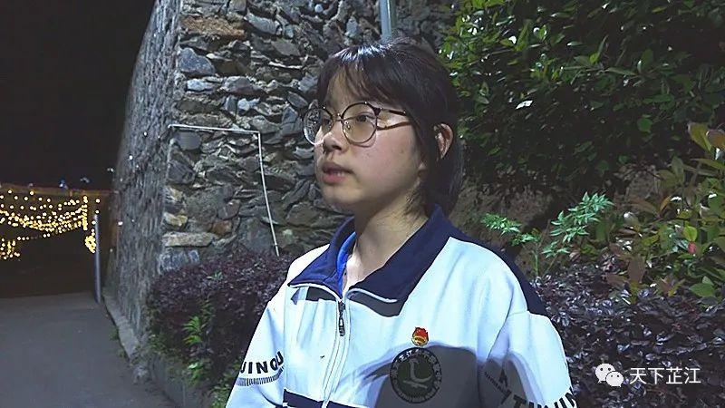 弘扬五四精神 凝聚青春力量 芷江和平实验中学举行新团员入团仪式