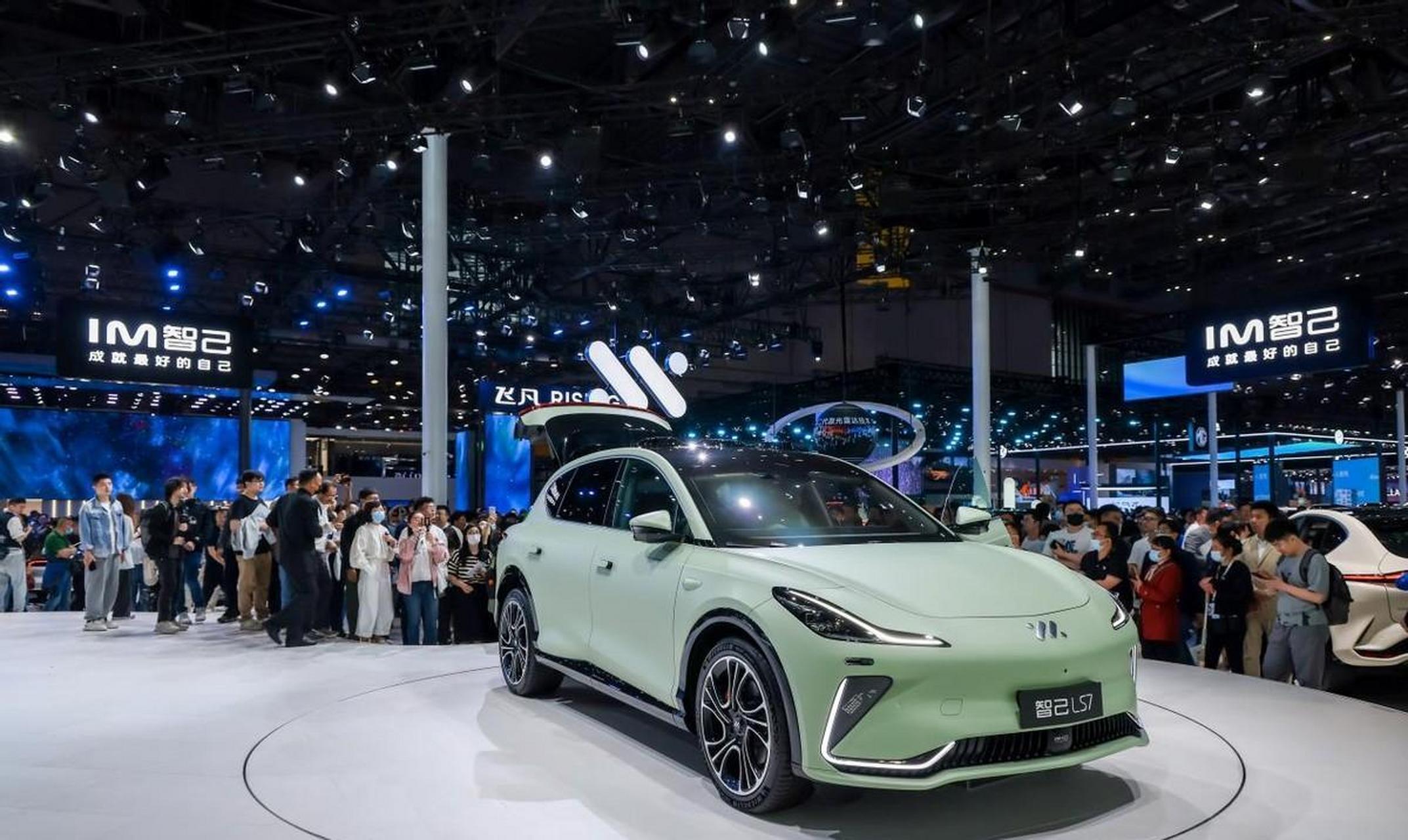 智己ls7最近在上海车展可谓是出风头,前有品牌代言人汤唯,后有雷军