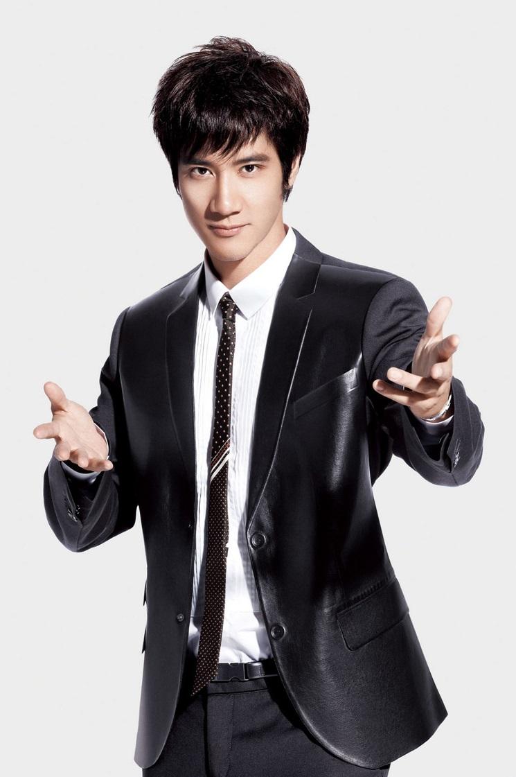 王力宏露面参加好友婚礼,留长发脸黑显憔悴,与美女合影大变样