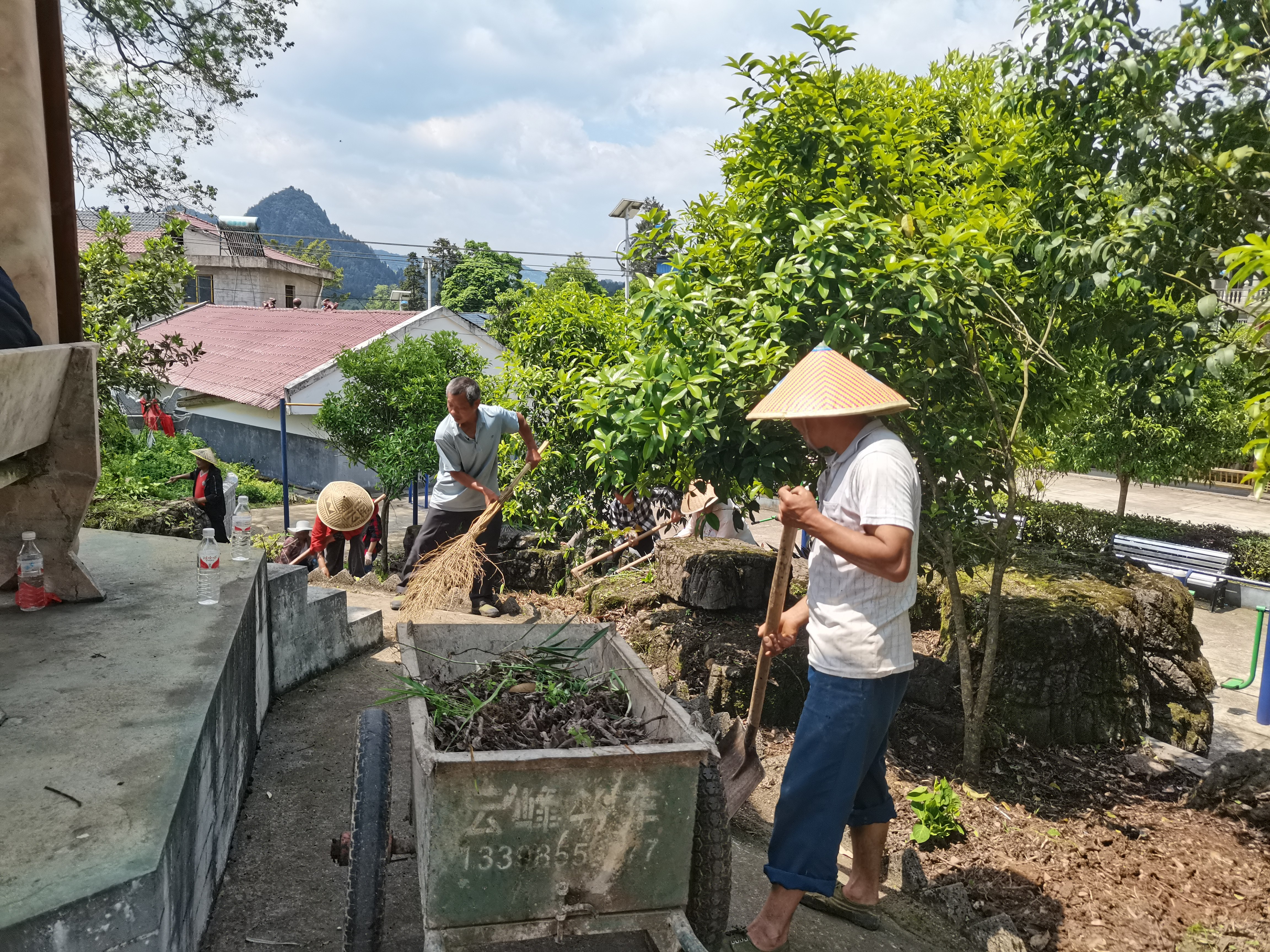 岑巩县凯本镇:干群合力 "提靓"村寨"颜值"