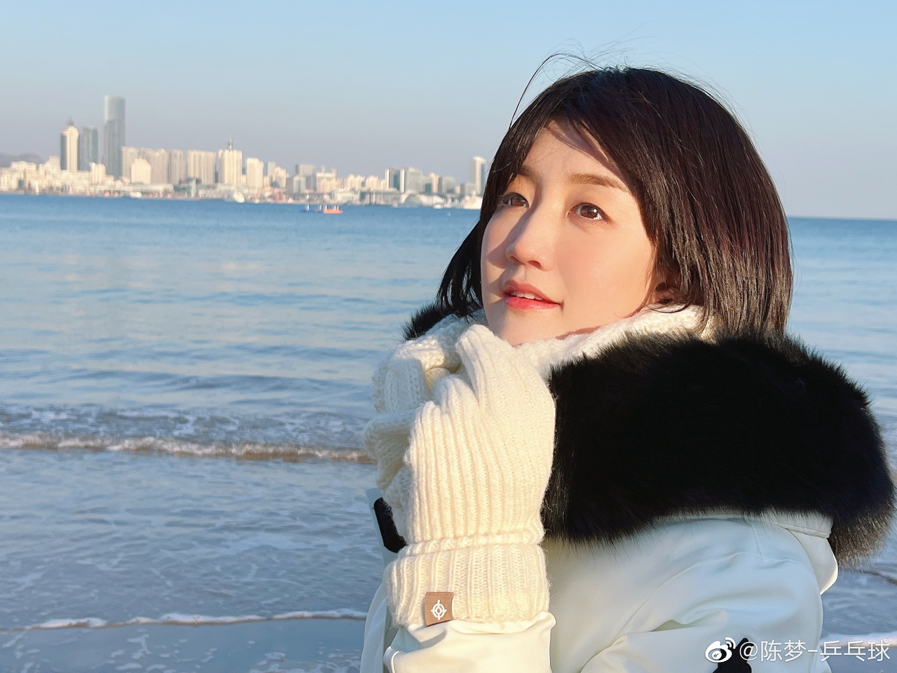 美丽的奥运冠军!陈梦晒2022新照:28岁青岛姑娘一身白,活力四射