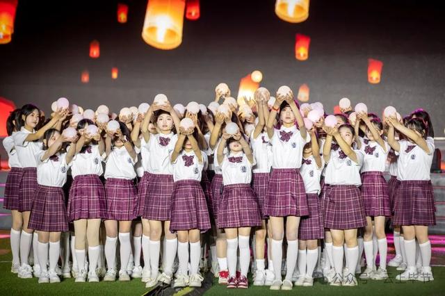 将青春的稚嫩酿成醇酒把奋斗的光辉化作羽翼毕节一中的学子们在每一位