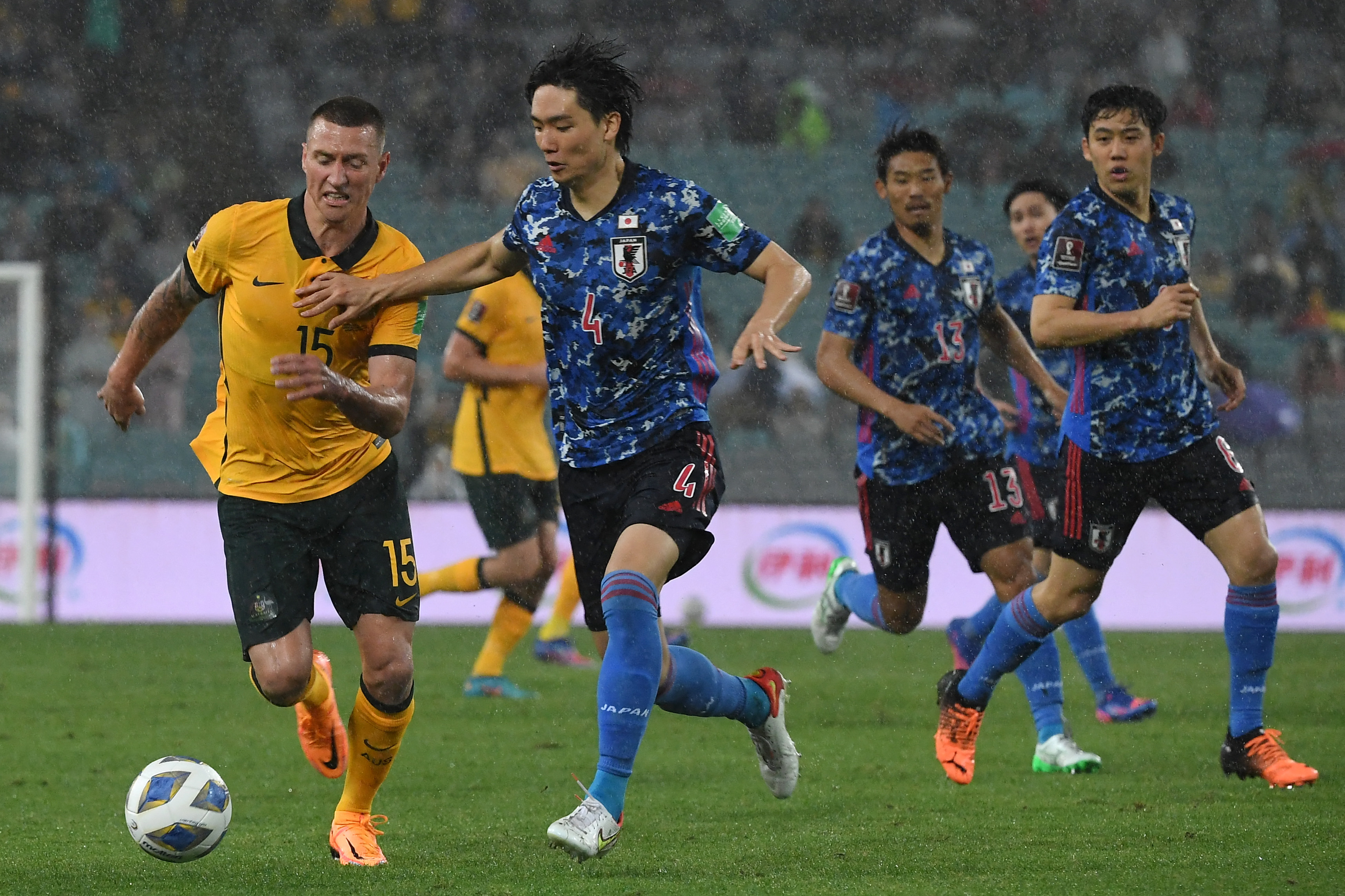 沙尔克球员国家队战报:板仓滉打满全场,日本成功晋级