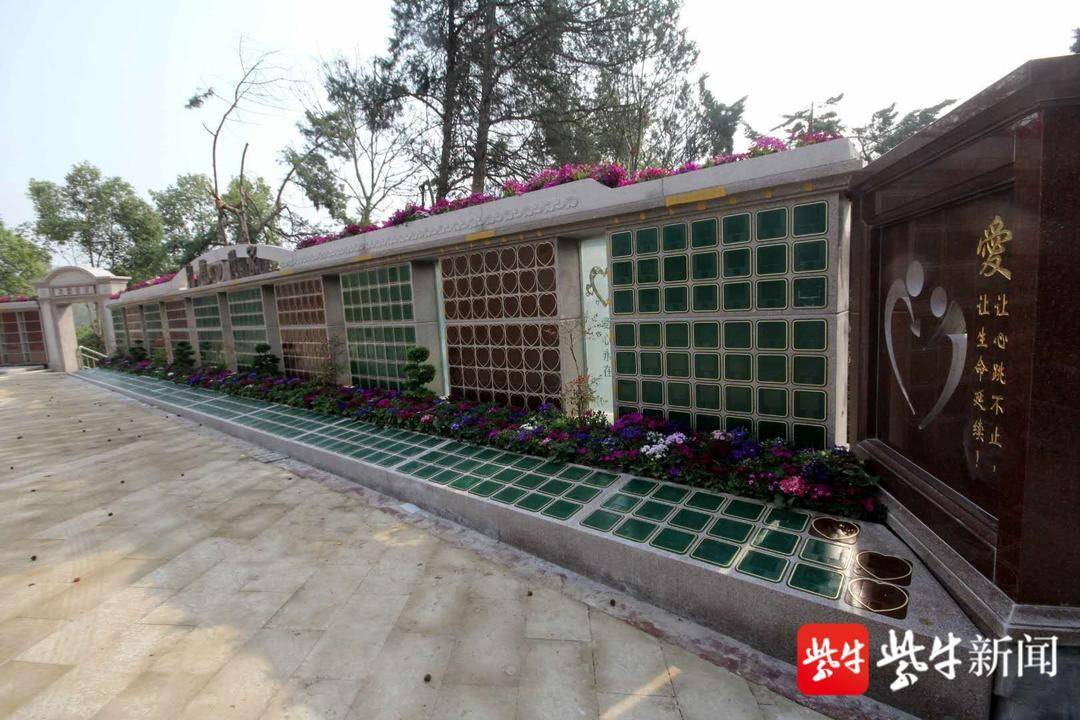 雨花功德园小型生态墓,并可享受专业一条龙服务