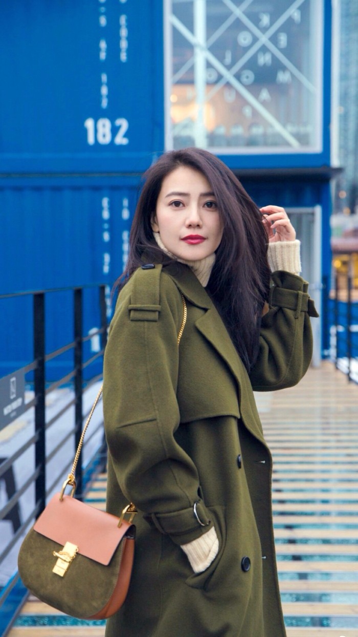 看了女神高圆圆的日常穿搭,才知极简穿搭美学,方是优雅女人首选