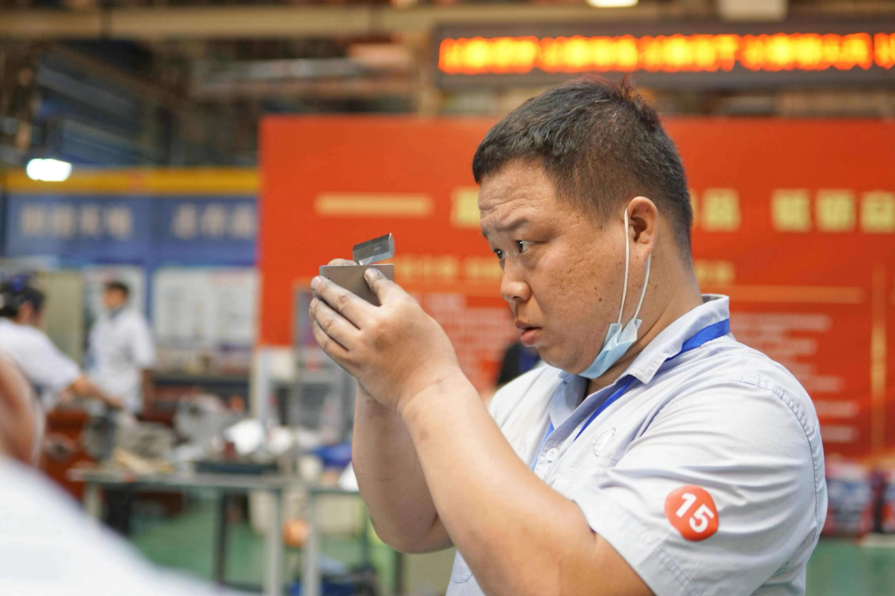 这位钳工技师为什么被称为"功夫熊猫"?