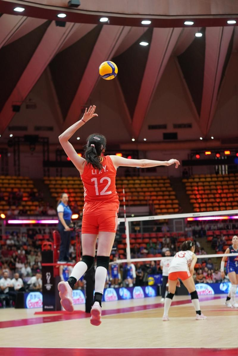 女排运动员在比赛中扣球瞬间