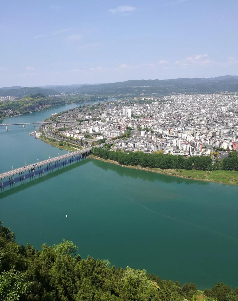 自驾游来四川阆中古城已经四天了,前两天在古城里和嘉陵江边走走看看.